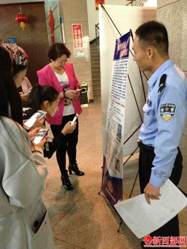大柳塔派出所民警發(fā)動(dòng)群眾掃描二維碼參與評(píng)選投??JPG