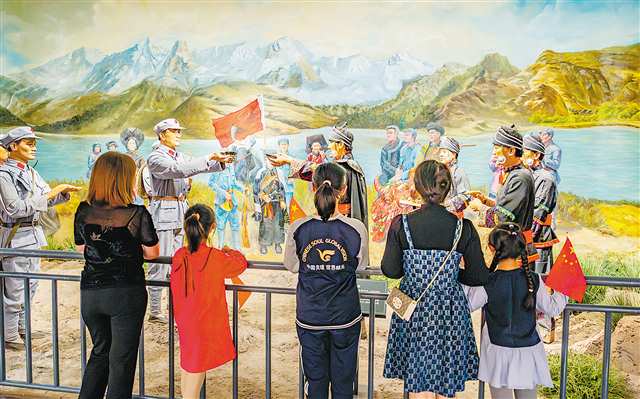 10月1日,開州區(qū),游客在劉伯承同志紀念館游覽參觀。通訊員 王曉宇 攝/視覺重慶