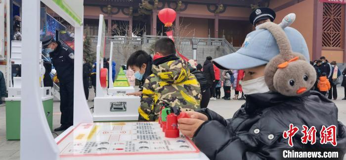 圖為當(dāng)?shù)貎和w現(xiàn)科技“下鄉(xiāng)”。 魏建軍 攝 圖為當(dāng)?shù)貎和w現(xiàn)科技“下鄉(xiāng)”?!∥航ㄜ?攝