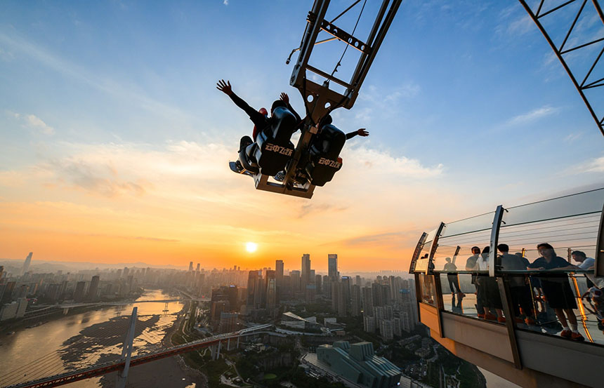 重慶來福士水晶連廊云中飛躍。 凱德集團(tuán)供圖 重慶來福士水晶連廊云中飛躍。 凱德集團(tuán)供圖