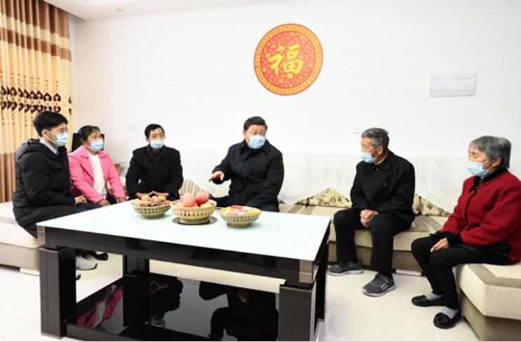 4月21日,習(xí)近平在安康市平利縣老縣鎮(zhèn)錦屏社區(qū),同搬遷戶汪顯平一家圍坐在一起拉家常。 4月21日,習(xí)近平在安康市平利縣老縣鎮(zhèn)錦屏社區(qū),同搬遷戶汪顯平一家圍坐在一起拉家常。