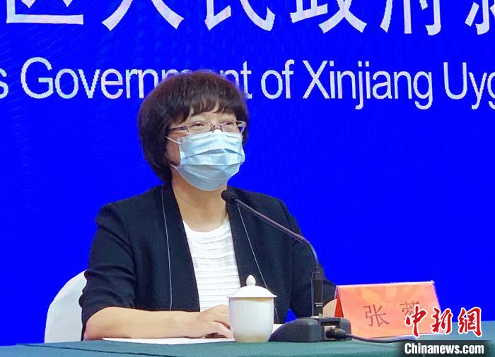 新疆新冠肺炎疫情防控工作指揮部政策落實專項組負(fù)責(zé)人張蓉26日在新聞發(fā)布會上公布相關(guān)政策?!≮w雅敏 攝 新疆新冠肺炎疫情防控工作指揮部政策落實專項組負(fù)責(zé)人張蓉26日在新聞發(fā)布會上公布相關(guān)政策。 趙雅敏 攝