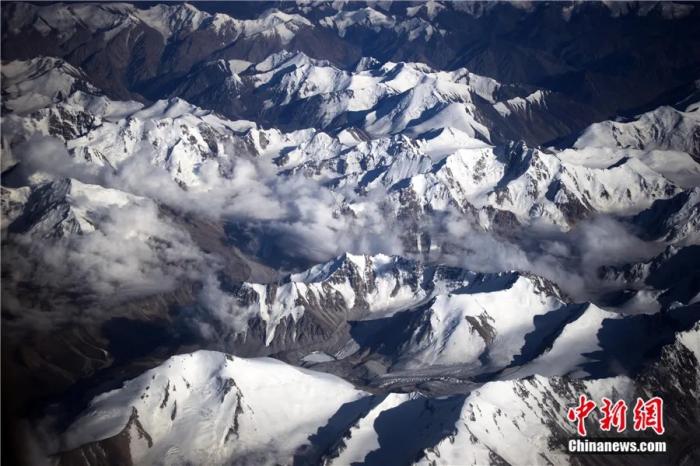 2006年7月從空中拍攝的天山雪峰。2013年6月21日,第37屆世界遺產(chǎn)大會正式公布,中國“新疆天山”列入世界自然遺產(chǎn),成為中國第44處世界遺產(chǎn)。<a target='_blank' href='/'>中新社</a>記者 劉新 攝 點擊進入下一頁