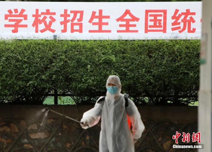 資料圖:消防員正在對高考考場外的公共衛(wèi)生區(qū)域進(jìn)行全面消殺。 王方 攝 點擊進(jìn)入下一頁
