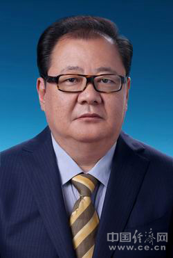 吉狄馬加,男,彝族,1961年6月生,四川涼山人,1982年8月參加工作,1984年12月加入中國共產(chǎn)黨,西南民族學(xué)院中文系漢語言文學(xué)專業(yè)畢業(yè),大學(xué)學(xué)歷。