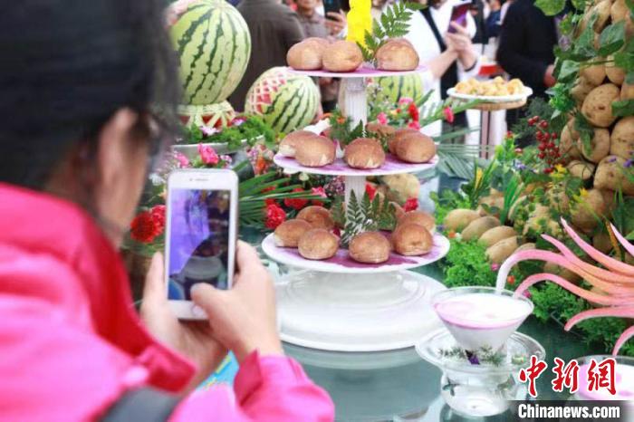 民眾利用手機(jī)給展示臺(tái)上優(yōu)質(zhì)馬鈴薯拍照。(資料圖) 張婧 攝 民眾利用手機(jī)給展示臺(tái)上優(yōu)質(zhì)馬鈴薯拍照。(資料圖) 張婧 攝
