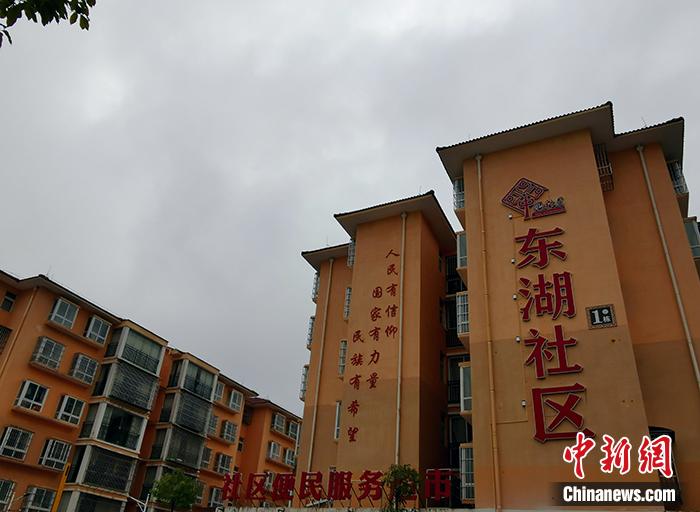 蔣剛住進(jìn)了貴陽市最大的易地扶貧搬遷安置小區(qū)。<a target='_blank' >中新網(wǎng)</a>記者 宋宇晟 攝 點(diǎn)擊進(jìn)入下一頁