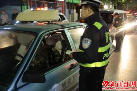 民警上路排查.jpg