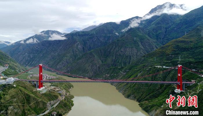 圖為雅康高速瀘定大渡河大橋?！⒅铱?攝
